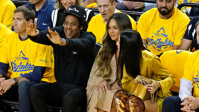 Beyonce and Jay Z at courtside