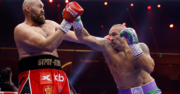 Oleksandr Usyk landed a jab against Tyson Fury